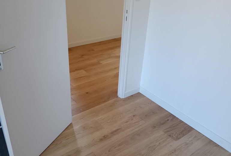 Pose de parquet contrecollé en pose collée et plinthes Parqueteur Solier moquettiste