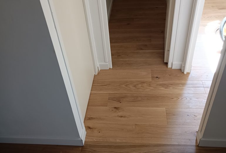 Pose de parquet contrecollé en pose collée et plinthes Parqueteur Solier moquettiste