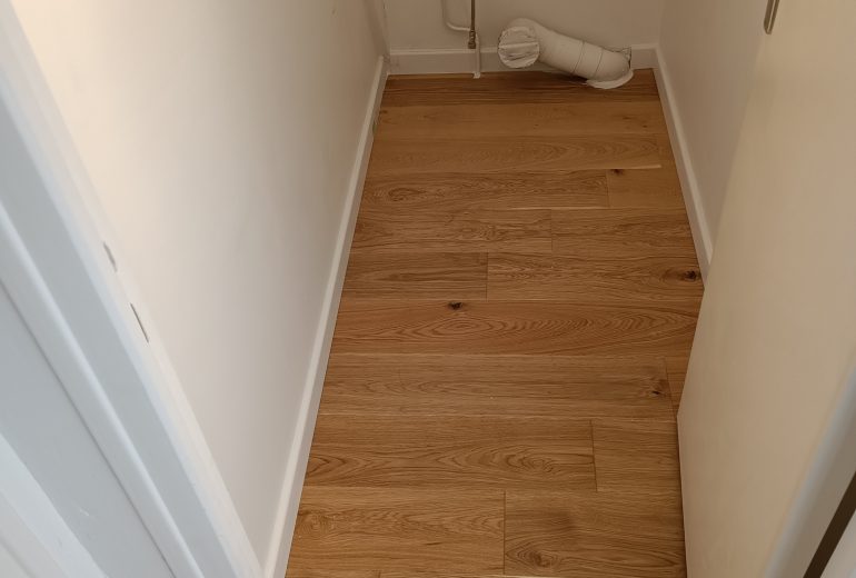 Pose de parquet contrecollé en pose collée et plinthes Parqueteur Solier moquettiste