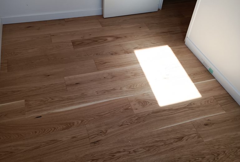 Pose de parquet contrecollé en pose collée et plinthes Parqueteur Solier moquettiste