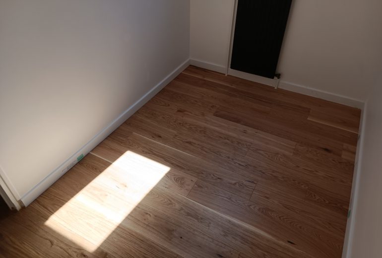 Pose de parquet contrecollé en pose collée et plinthes Parqueteur Solier moquettiste