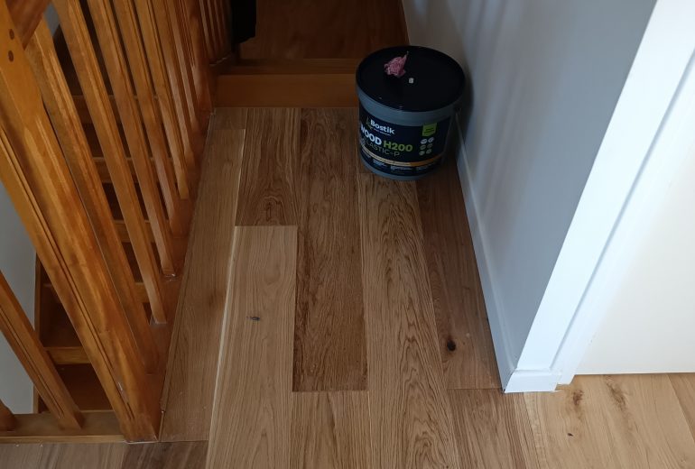 Pose de parquet contrecollé en pose collée et plinthes Parqueteur Solier moquettiste