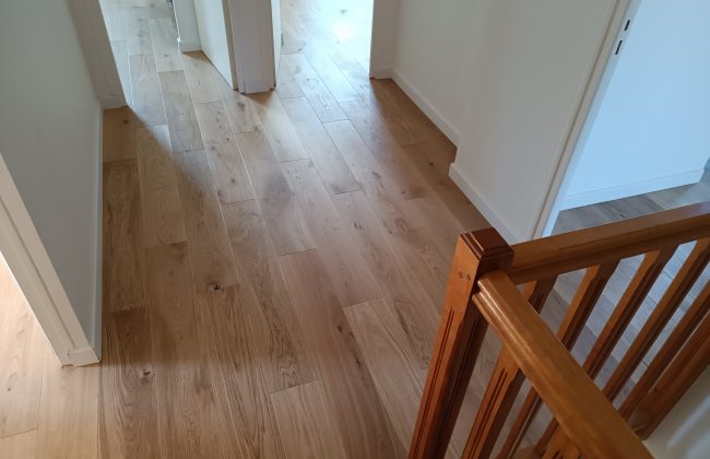 Pose de parquet contrecollé en pose collée et plinthes Parqueteur Solier moquettiste