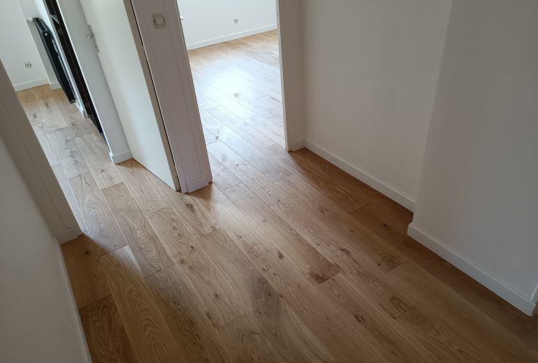 Pose de parquet contrecollé en pose collée et plinthes Parqueteur Solier moquettiste