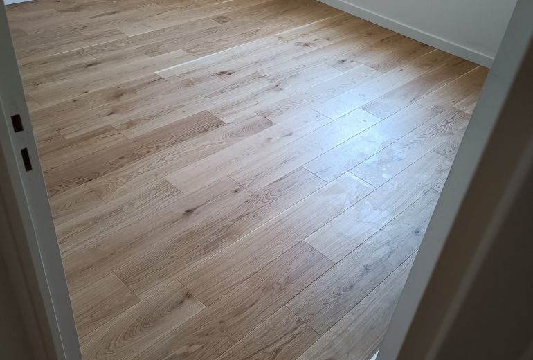 Pose de parquet contrecollé en pose collée et plinthes Parqueteur Solier moquettiste