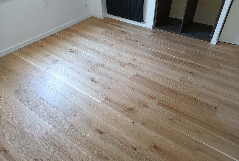 Pose de parquet contrecollé en pose collée et plinthes Parqueteur Solier moquettiste