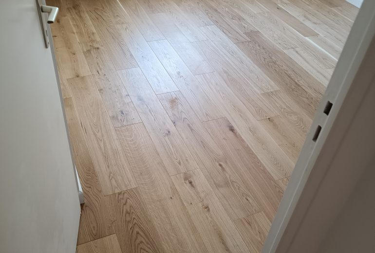 Pose de parquet contrecollé en pose collée et plinthes Parqueteur Solier moquettiste