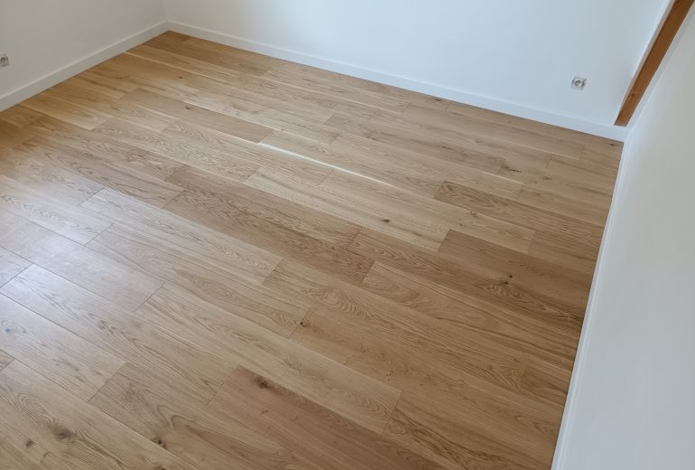 Pose de parquet contrecollé en pose collée et plinthes Parqueteur Solier moquettiste