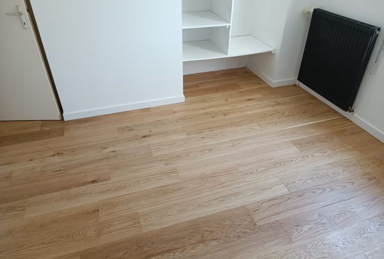 Pose de parquet contrecollé en pose collée et plinthes Parqueteur Solier moquettiste