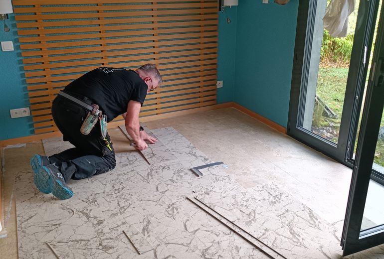 Pose de lames flotex dans hôtel Parqueteur Solier moquettiste