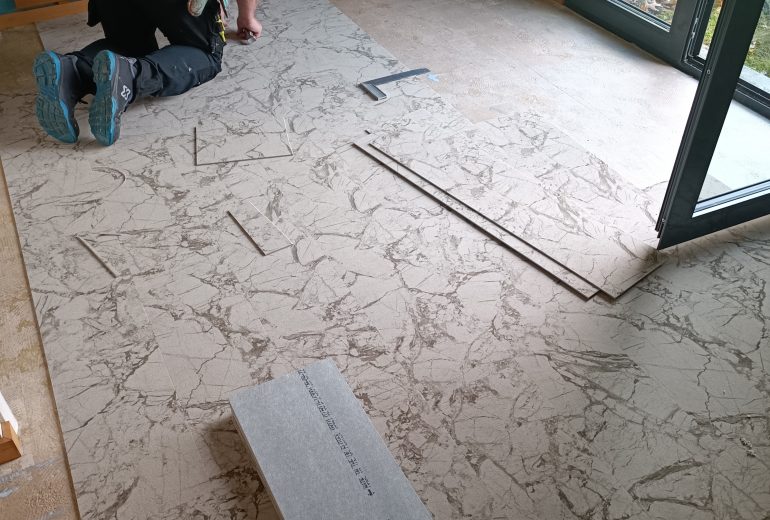 Pose de lames flotex dans hôtel Parqueteur Solier moquettiste