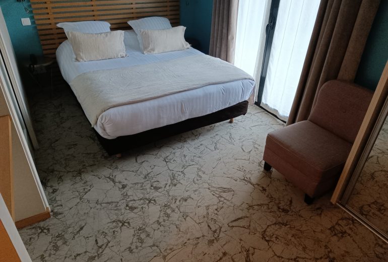 Pose de lames flotex dans hôtel Parqueteur Solier moquettiste