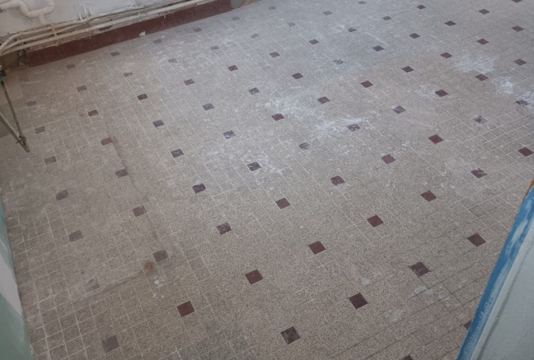 Pose dalles pvc sur sous-couche plombante adhésive Gerflor Parqueteur Solier moquettiste