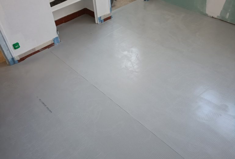 Pose dalles pvc sur sous-couche plombante adhésive Gerflor Parqueteur Solier moquettiste