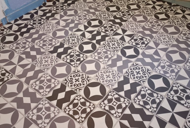 Pose dalles pvc sur sous-couche plombante adhésive Gerflor Parqueteur Solier moquettiste