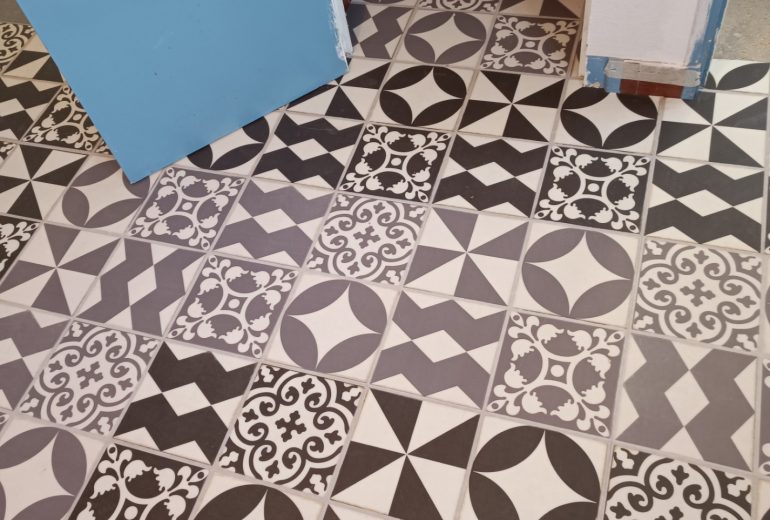 Pose dalles pvc sur sous-couche plombante adhésive Gerflor Parqueteur Solier moquettiste