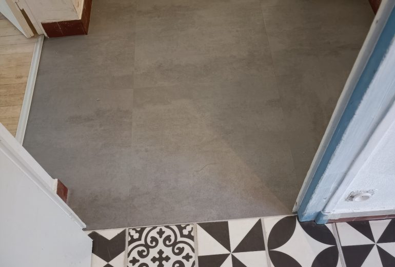 Pose dalles pvc sur sous-couche plombante adhésive Gerflor Parqueteur Solier moquettiste