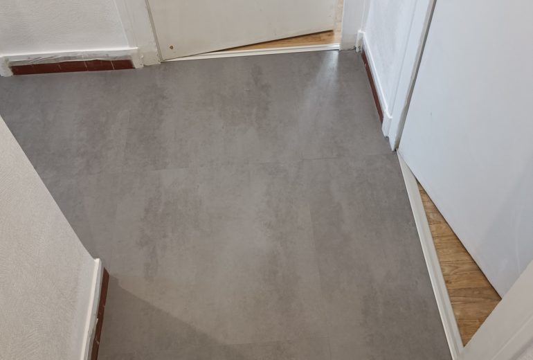 Pose dalles pvc sur sous-couche plombante adhésive Gerflor Parqueteur Solier moquettiste