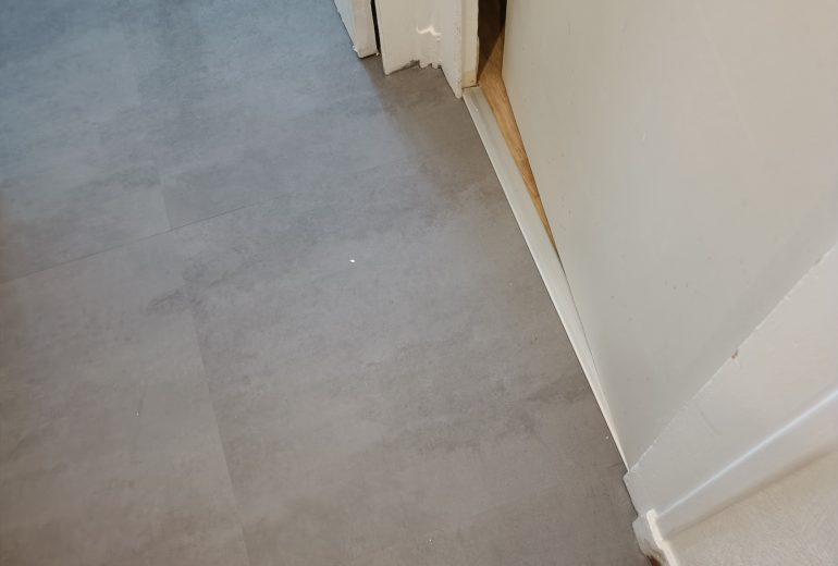 Pose dalles pvc sur sous-couche plombante adhésive Gerflor Parqueteur Solier moquettiste