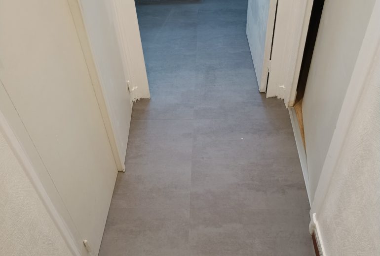 Pose dalles pvc sur sous-couche plombante adhésive Gerflor Parqueteur Solier moquettiste