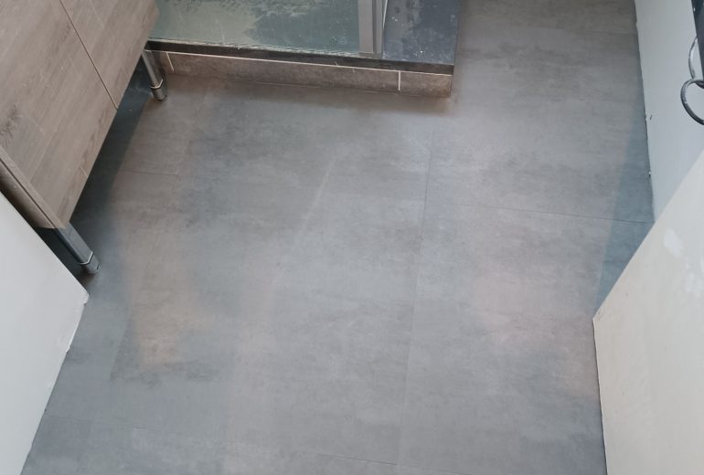 Pose dalles pvc sur sous-couche plombante adhésive Gerflor Parqueteur Solier moquettiste