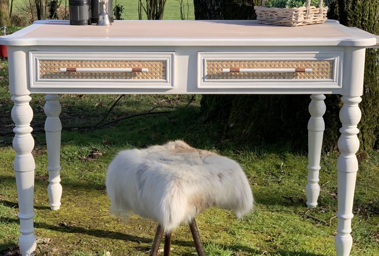 Disponible pour une nouvelle aventure Décorateur de meubles