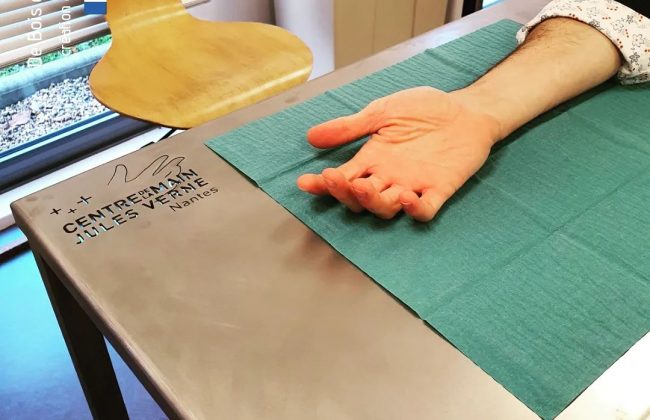 Création Table d'Auscultation pour Clinique de la Main Agenceur Ebéniste Fabricant de mobilier Menuisier