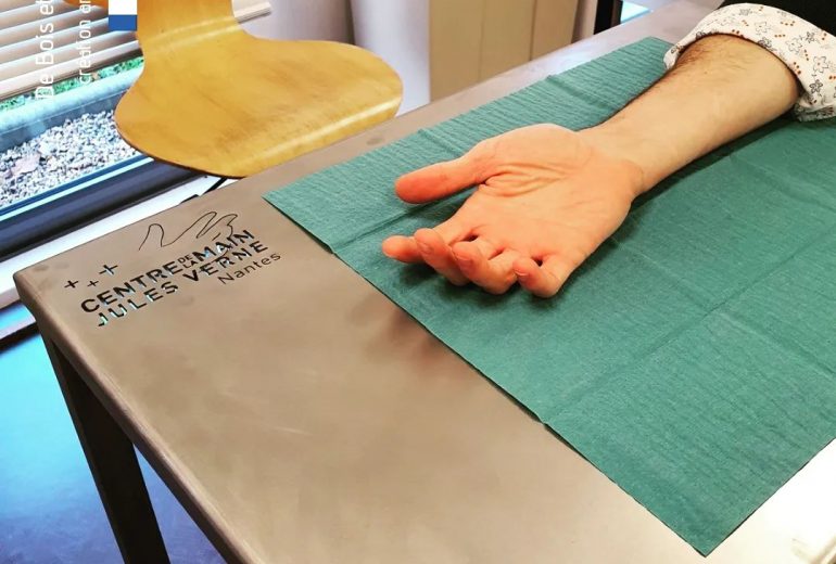 Création Table d'Auscultation pour Clinique de la Main Agenceur Ebéniste Fabricant de mobilier Menuisier