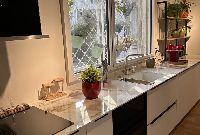 Un projet ? Notre showroom vous attend à Nantes ! Agenceur Concepteur de dressings et rangements Cuisiniste Poseur de cuisine