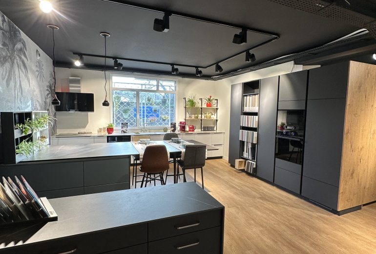 Un projet ? Notre showroom vous attend à Nantes ! Agenceur Concepteur de dressings et rangements Cuisiniste Poseur de cuisine