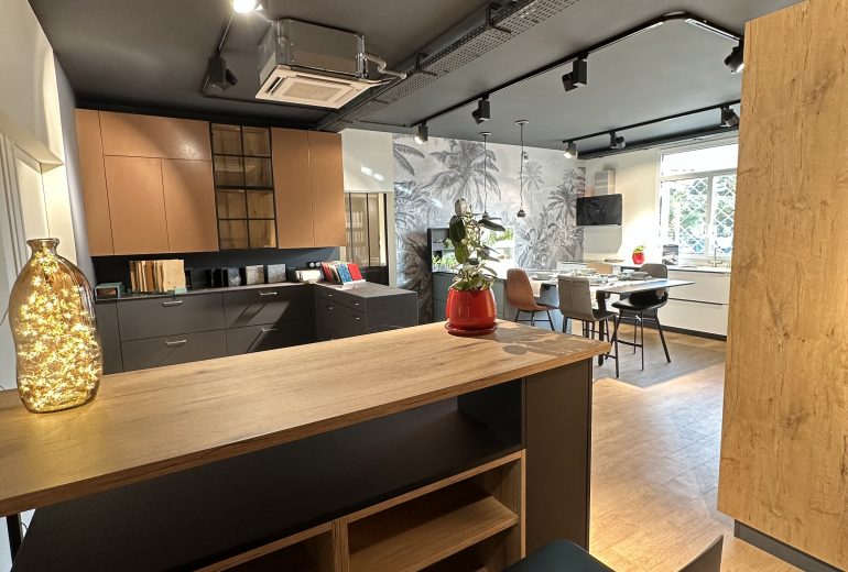 Un projet ? Notre showroom vous attend à Nantes ! Agenceur Concepteur de dressings et rangements Cuisiniste Poseur de cuisine