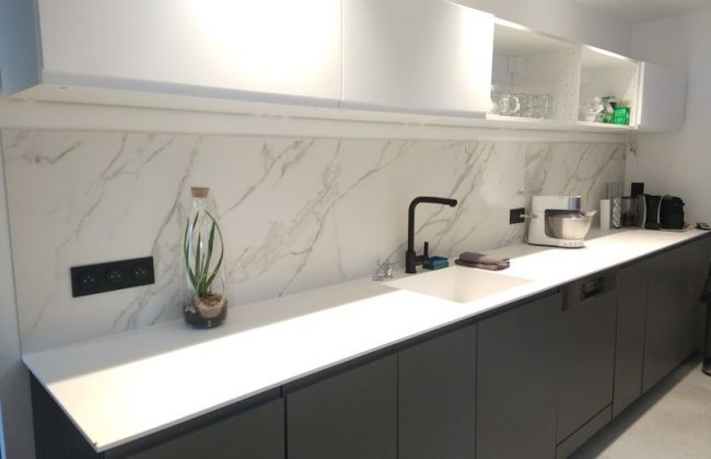 Création d'un plan de travail en Solid Surface - Pose d'une crédence grand format Carreleur Faïencier Plombier