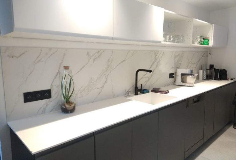 Création d'un plan de travail en Solid Surface - Pose d'une crédence grand format Carreleur Faïencier Plombier