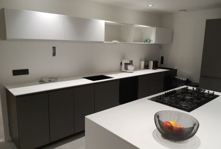 Création d'un plan de travail en Solid Surface - Pose d'une crédence grand format Carreleur Faïencier Plombier