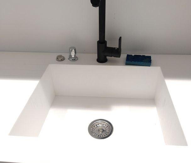 Création d'un plan de travail en Solid Surface - Pose d'une crédence grand format Carreleur Faïencier Plombier