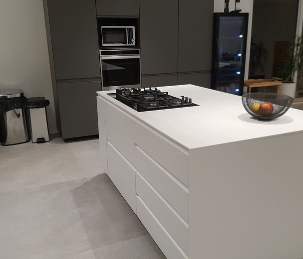 Création d'un plan de travail en Solid Surface - Pose d'une crédence grand format Carreleur Faïencier Plombier