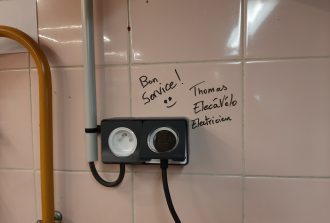 Elecàvélo Électricien Installation de câblage électrique Installation de détecteur de fumée Installation de lumières LED d’intérieur Installation de tableau électrique Pose de chauffage électrique Pose de compteur électrique Pose de disjoncteur différentiel Rénovation Electricien Réparation de sonnette Ventilation