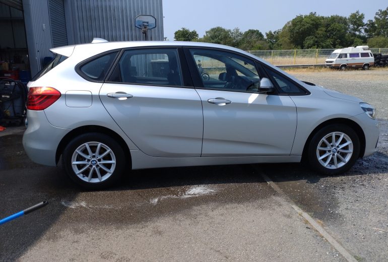 Lavage intérieur et extérieur pour cette BMW série 2 Nettoyeur automobile