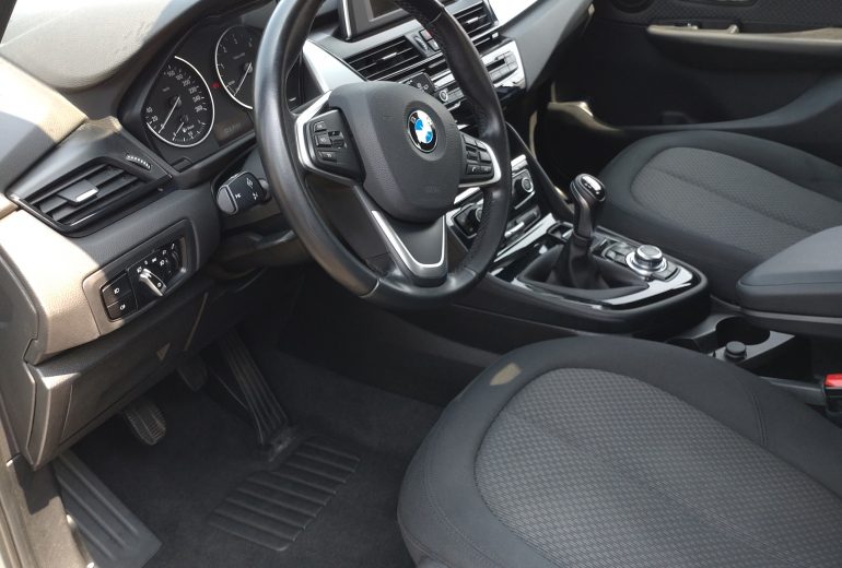 Lavage intérieur et extérieur pour cette BMW série 2 Nettoyeur automobile
