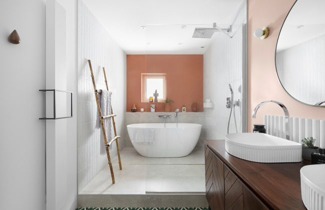 Une salle de bains douce et graphique Architecte d'intérieur Maître d'oeuvre