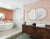 Une salle de bains douce et graphique Architecte d'intérieur Maître d'oeuvre