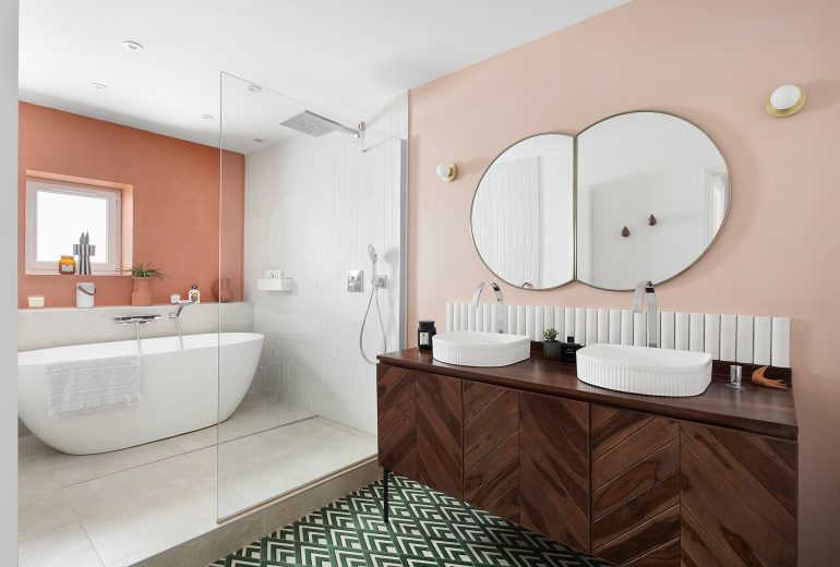 Une salle de bains douce et graphique Architecte d'intérieur Maître d'oeuvre