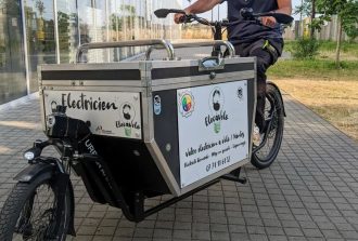 Elecàvélo Électricien Installation de câblage électrique Installation de détecteur de fumée Installation de lumières LED d’intérieur Installation de tableau électrique Pose de chauffage électrique Pose de compteur électrique Pose de disjoncteur différentiel Rénovation Electricien Réparation de sonnette Ventilation