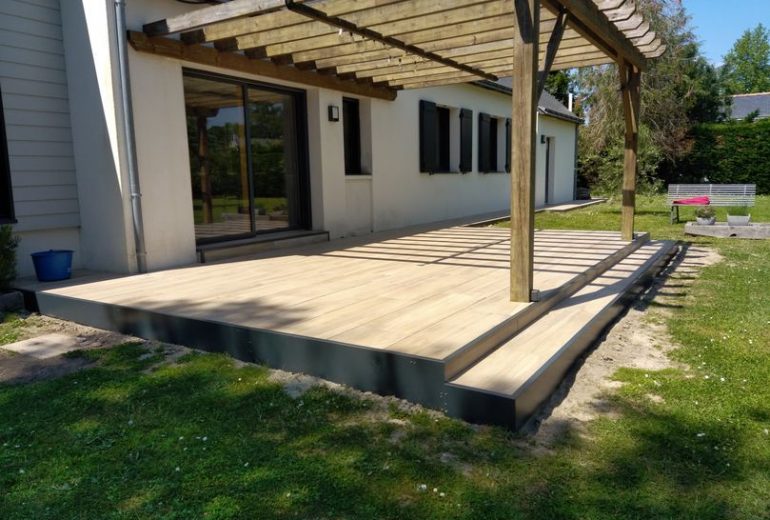 Terrasse sur plot imitation parquet Carreleur Faïencier Plombier