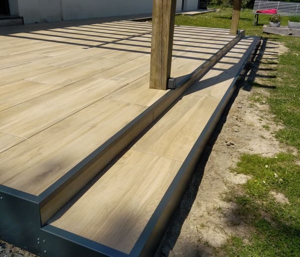 Terrasse sur plot imitation parquet Carreleur Faïencier Plombier