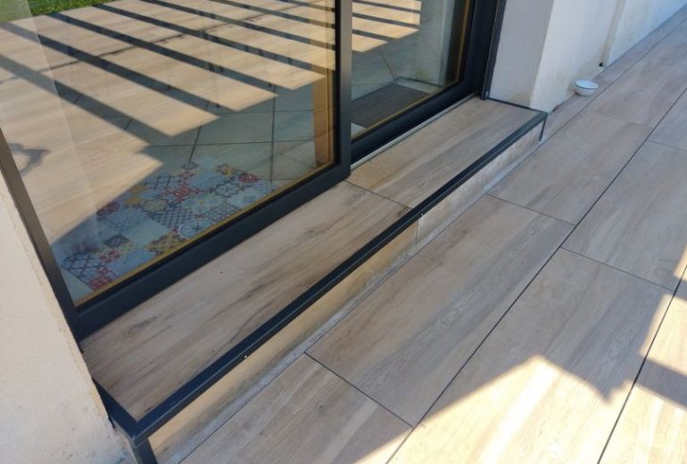 Terrasse sur plot imitation parquet Carreleur Faïencier Plombier