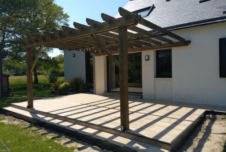 Terrasse sur plot imitation parquet Carreleur Faïencier Plombier