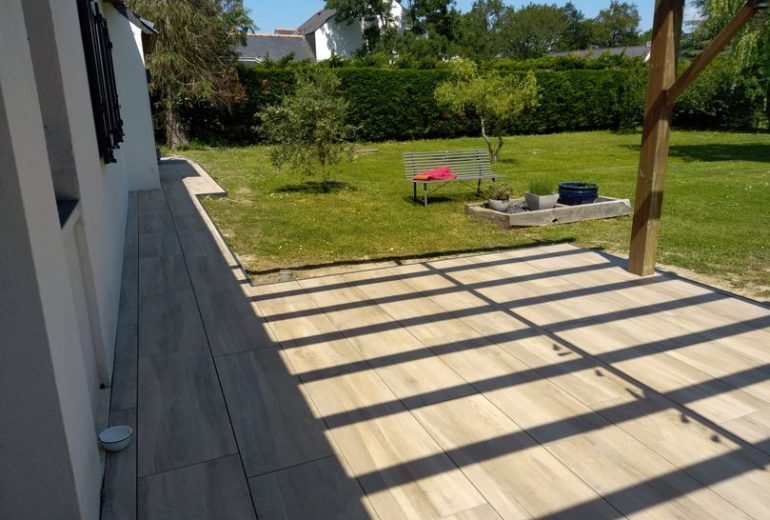 Terrasse sur plot imitation parquet Carreleur Faïencier Plombier