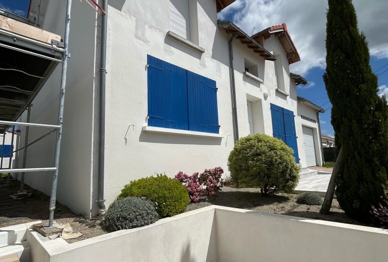 Ravalement de façade d’une maison de vacances ! Parqueteur Peintre Peintre d'extérieur Peintre d'intérieur Solier moquettiste