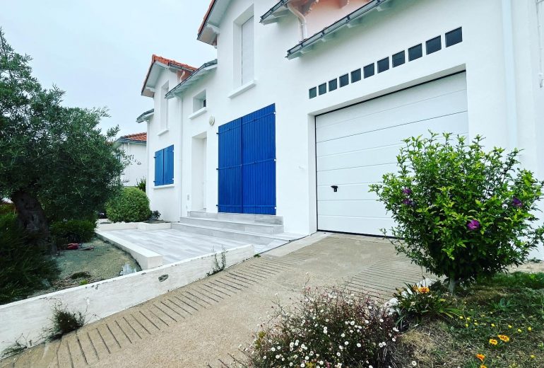 Ravalement de façade d’une maison de vacances ! Parqueteur Peintre Peintre d'extérieur Peintre d'intérieur Solier moquettiste